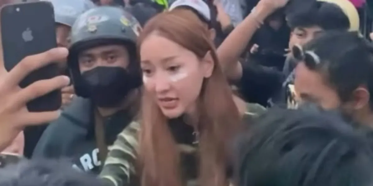 Portrait of Lucinta Luna at the Demo, Becomes Coordinator - Waves One Piece Flag