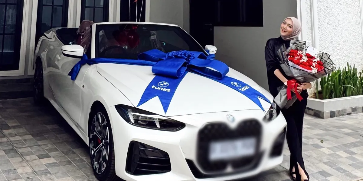 7 Photos of Melody Prima Trying Out a New Car, Named 