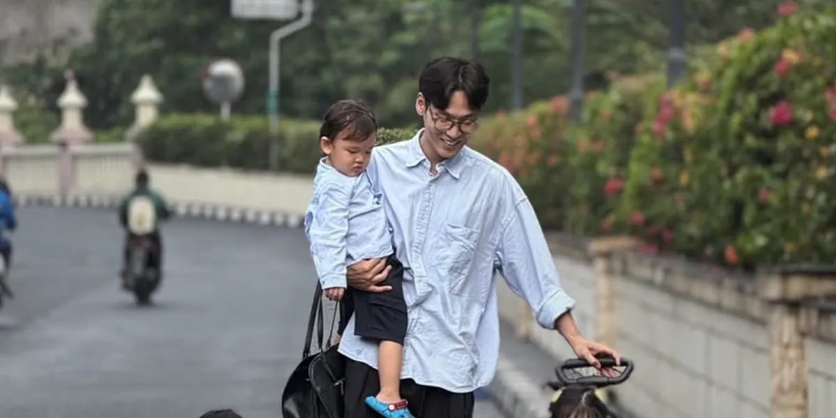 Portrait of Na Daehoon Taking the Kids for an Evening Walk, Full of Effort with His Right and Left Hands Not Idle
