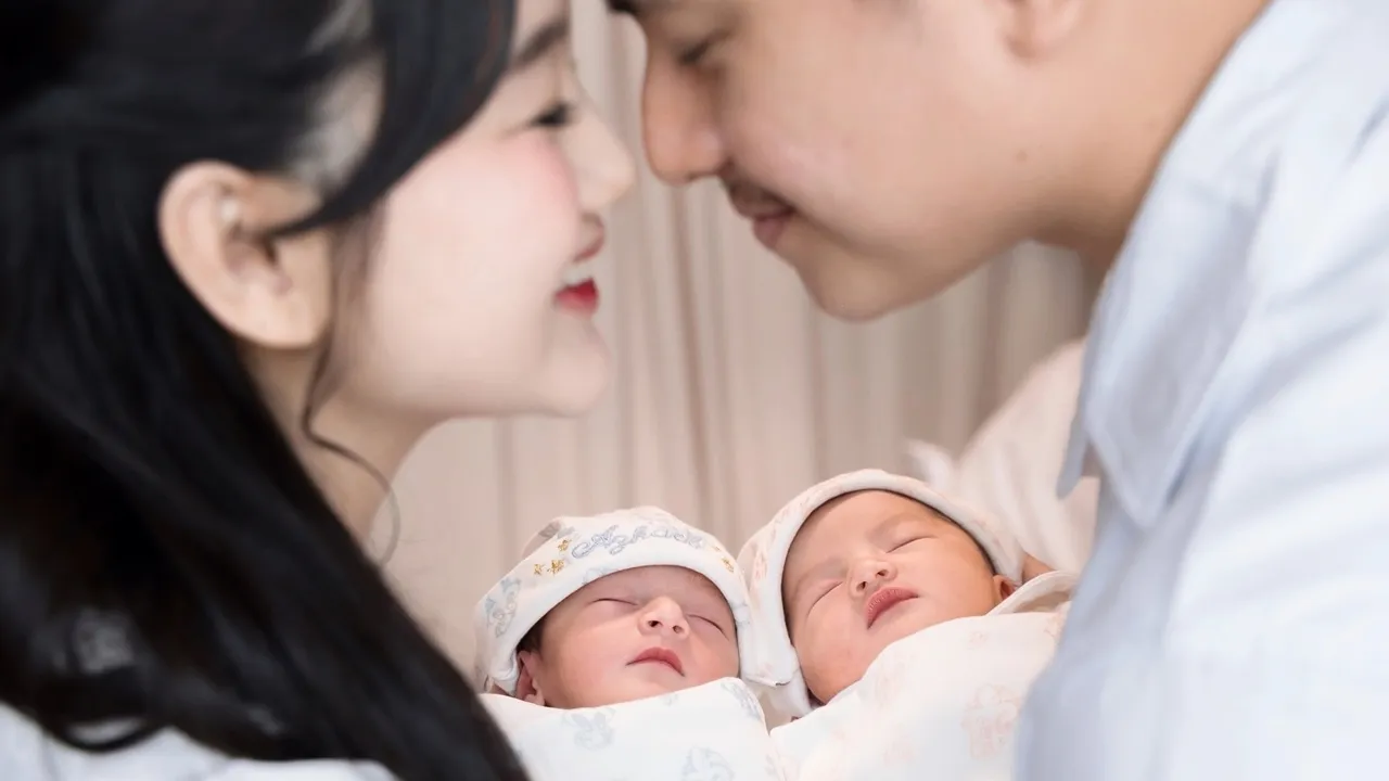 Portrait of Nanda Arsyinta Showcasing Her Twins, Revealing Their Names and the Beautiful Meanings Behind Them