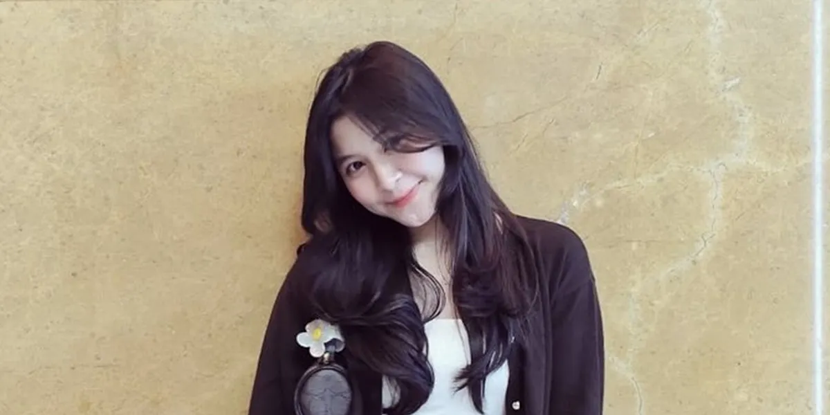 Portrait of Nasha Anaya, Daughter of Pasha Ungu Participating in Gadis Sampul, Supported by Stepmother