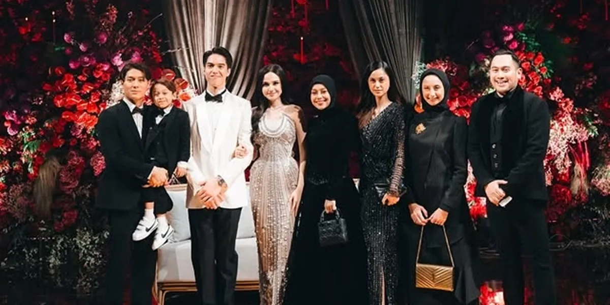 Nassar's Portrait at El Rumi and Syifa Hadju's Wedding, Becomes the Center of Attention