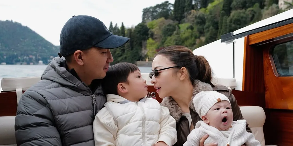 Portrait of Nikita Willy as a Mother of Two, Facing Issa's Tantrums