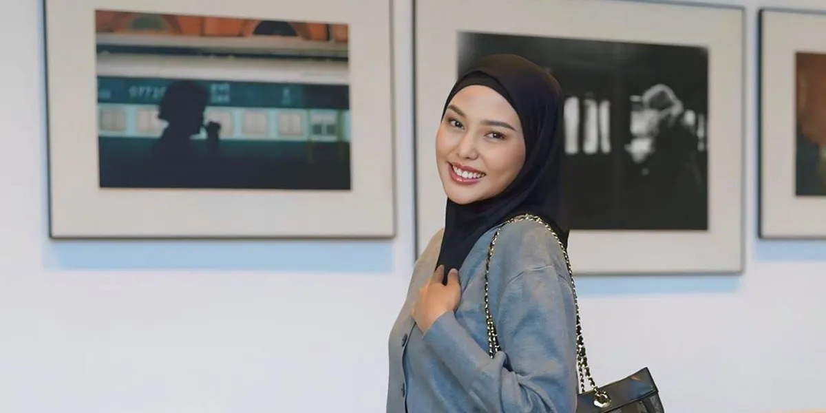 Casual Outfit Portraits of Dara Arafah in Various Moments, Simple and Elegant