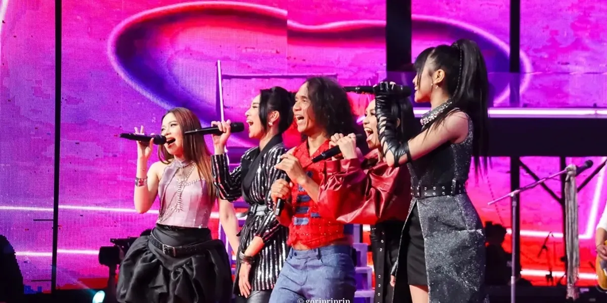 Portrait of the Academics Performing with Slank, the Atmosphere Becomes Festive 