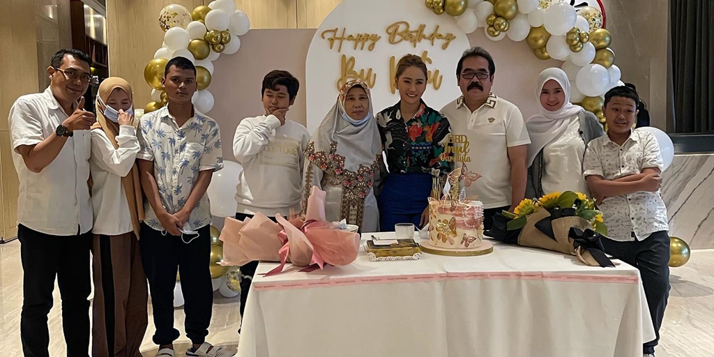 Newly Revealed Portrait of Inul Daratista's Birthday Party, Attended by Her Mother from Hometown - Touching the Dangdut Singer