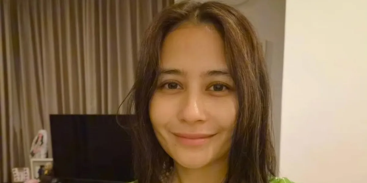 Portrait of Prilly Latuconsina Appearing as She Is, Without Make Up and Wearing a Dress