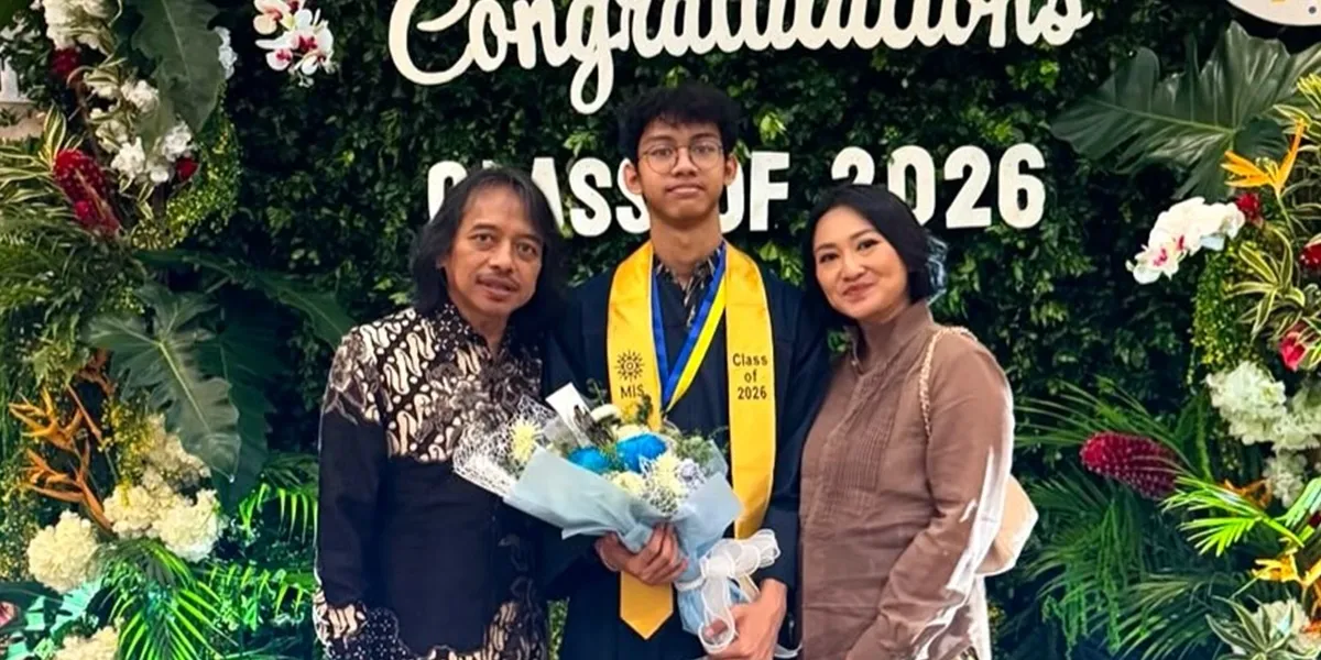  Potret Putra Dewa Budjana Wisuda SMA, Banjir Ucapan dan Doa 