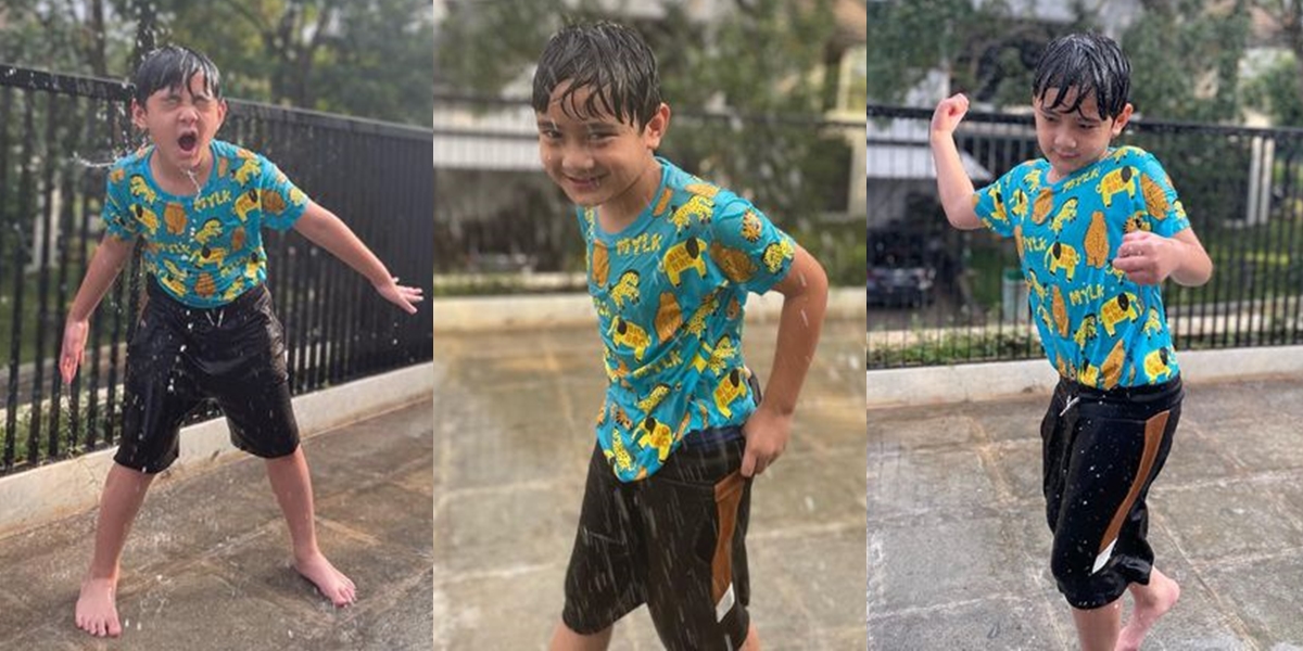 Portrait of Rafathar Taking a Shower Sprayed by a Hose, Handsome and Adorable like a Rain Scene in a Korean Drama!