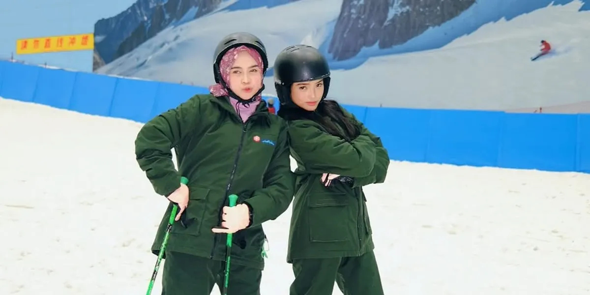 8 Photos of Ria Ricis Learning Skiing with Fuji in Macau, Having Fun Together