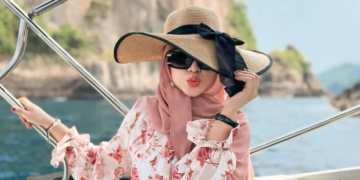 Portrait of Ria Ricis Healing Enjoying the Beauty of the Sea of Wayang Island, Relaxing in Harmony with Nature