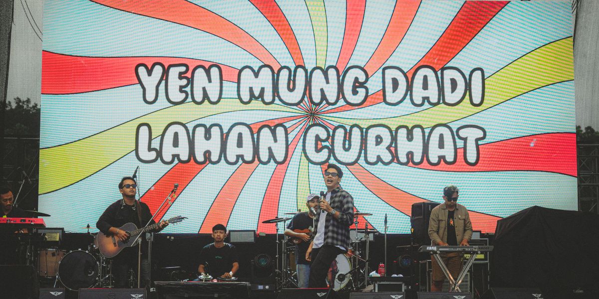 Portrait of Rony Parulian, Sal Priadi, and The Changcuters at Selagu Lagi Festival Malang - Crowded Audience Until Night!