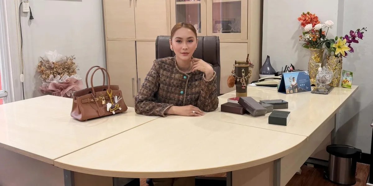 Portrait of Inul Daratista's Workspace Through the Ages, Building a Business from Scratch