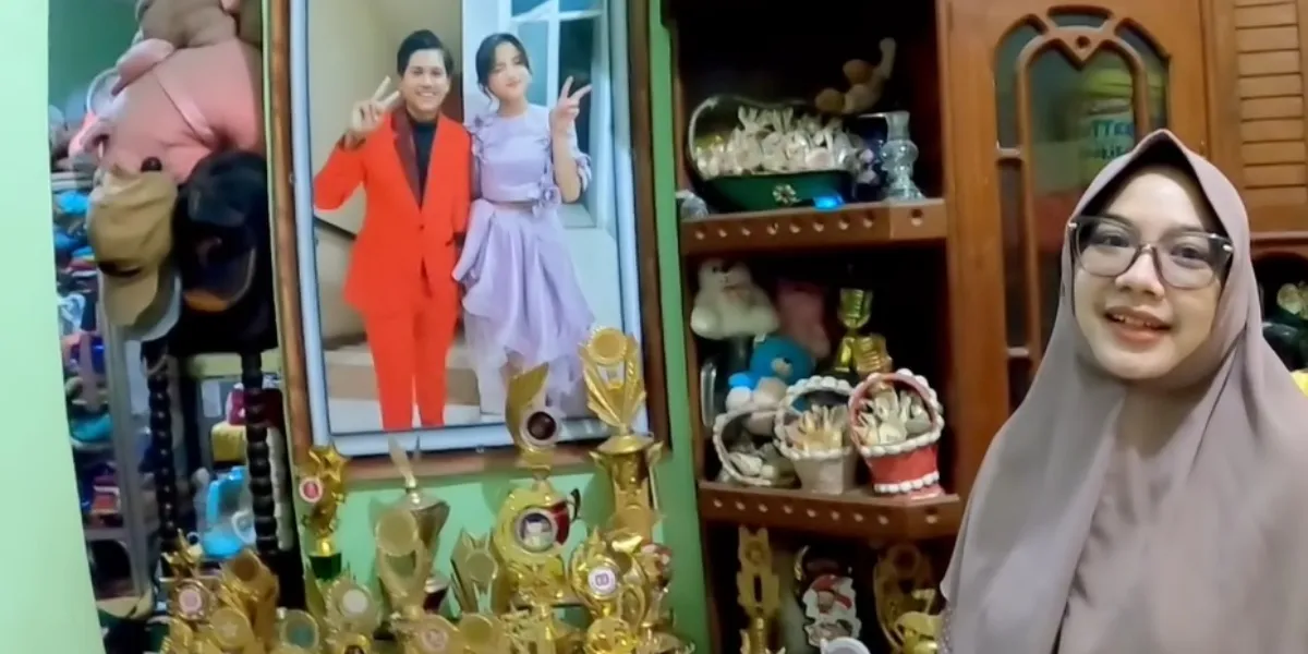 Portrait of Valen DA7's Simple House in Pamekasan, Many Trophy Collections