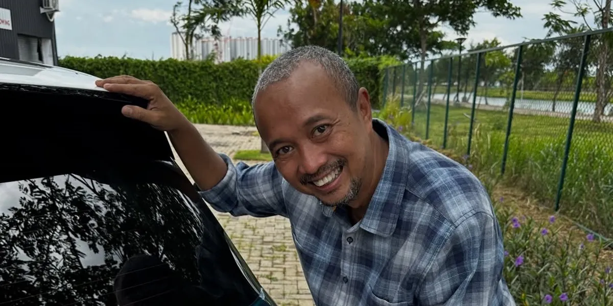 Portrait of YouTuber Fitra Eri's House, Maintaining a Vintage Style - Placing a Motorcycle in the Living Room
