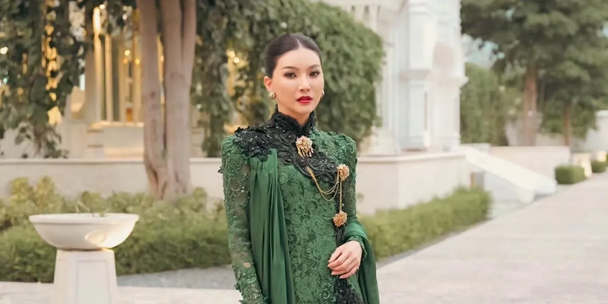 Portrait of Sarwendah Looking Beautiful in Kebaya in Solo, Complementing Giorgio Antonio