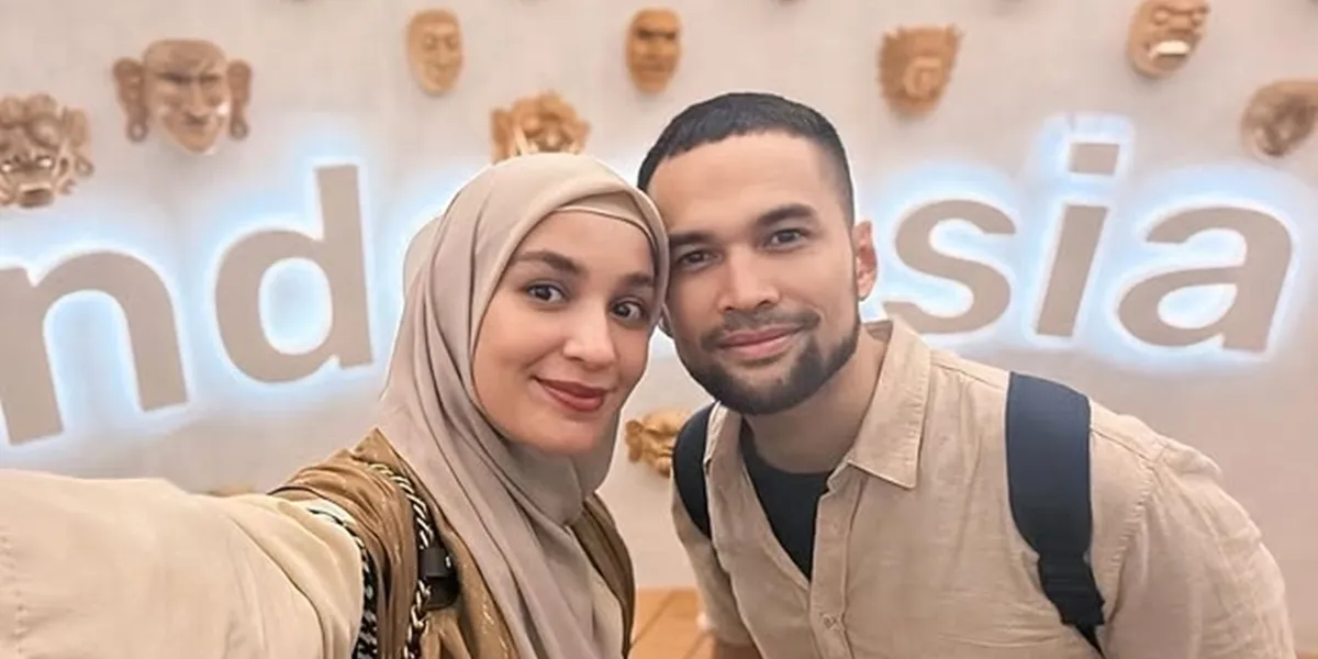 Portrait of Shireen Sungkar and Teuku Wisnu at the World Expo in Japan, Also a Vacation
