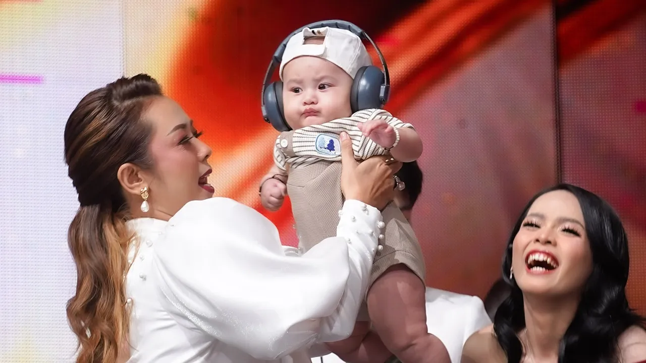 Portrait of Soimah Holding Arjuna, Daughter of Putri Isnari, Makes Everyone Adorable at Dangdut Academy 8