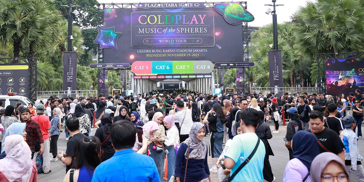 Portrait of the Atmosphere Before Coldplay Concert, Spectators Flock to GBK - Accessories Sellers are Crowded