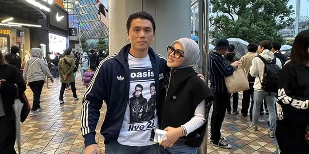 Portrait of Syahrini Accompanying Reino Barack to Watch Oasis Concert in Japan