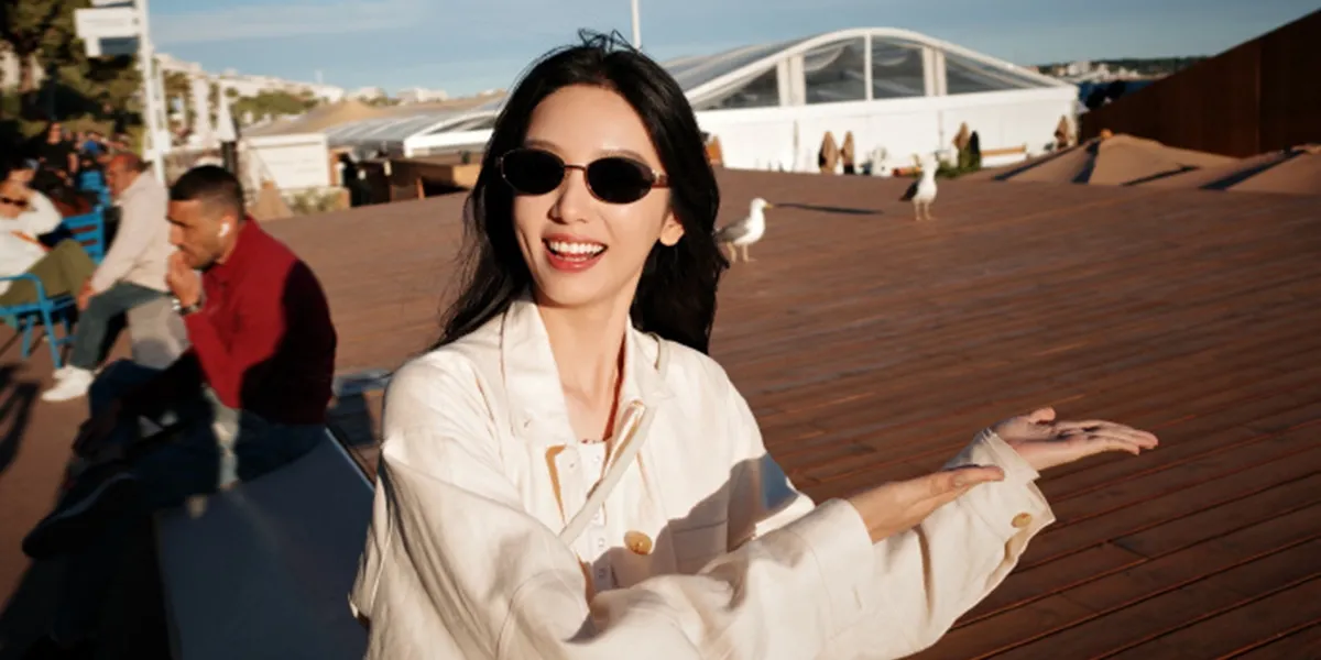 Zhou Ye's Latest Portrait on Weibo Draws Attention for Her Elegant Natural Visuals