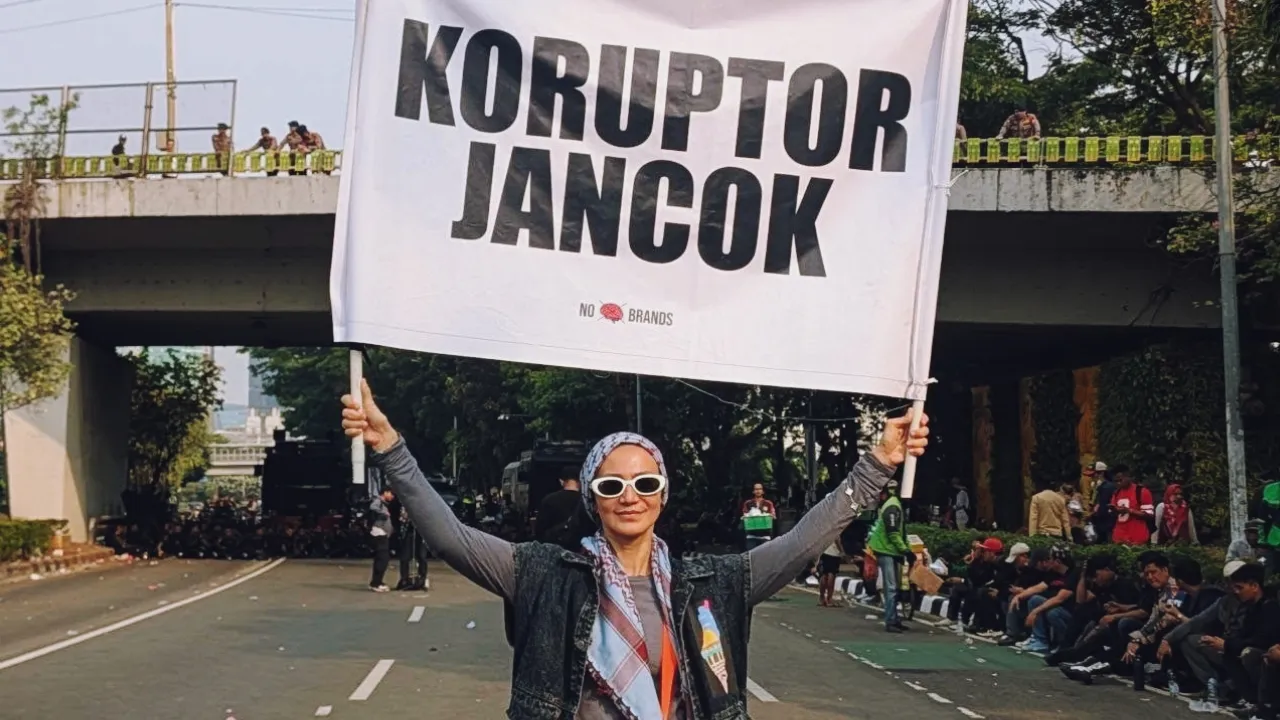 Portrait of Wanda Hamidah Joining the Protest on August 27, 2026, Remembering the Reformation Struggle of 1998