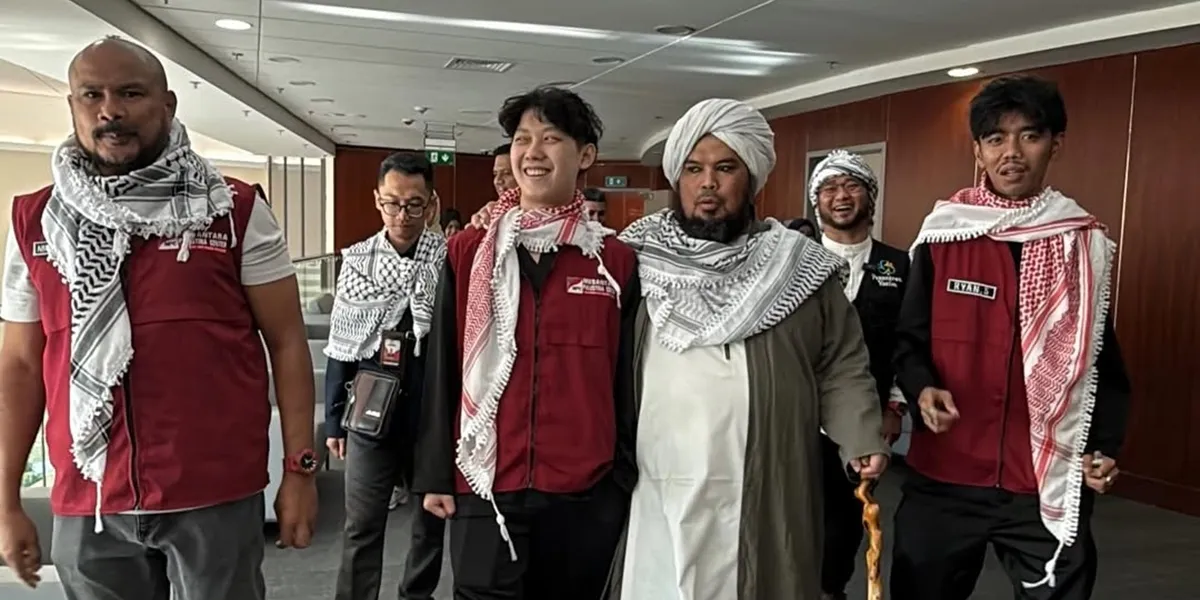 Portrait of Willie Salim Providing Direct Aid to Palestine, Aiming to Build a Hospital