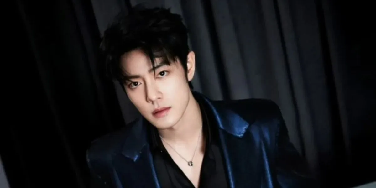 Xiao Zhan's Moment Surrounded by Fans at the Shooting Location Raises Concerns
