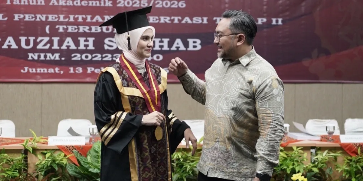 Portrait of Zee Zee Shahab Achieving a Doctorate, Prabu Revolusi Proud