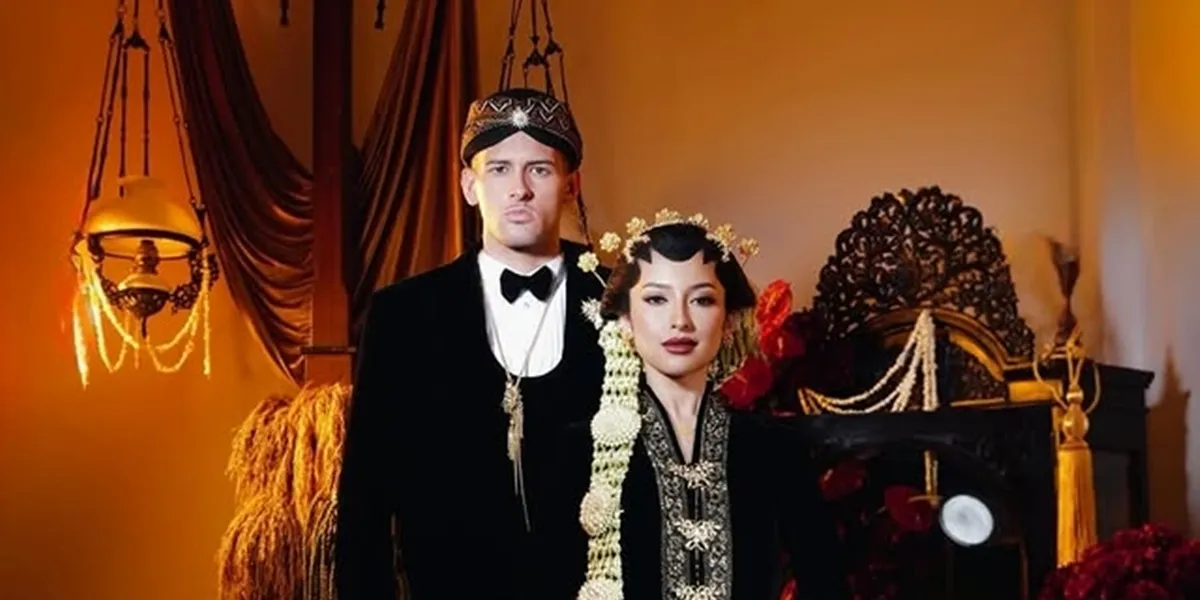 Prewedding, Jennifer Coppen and Justin Hubner Wear Javanese Wedding Attire