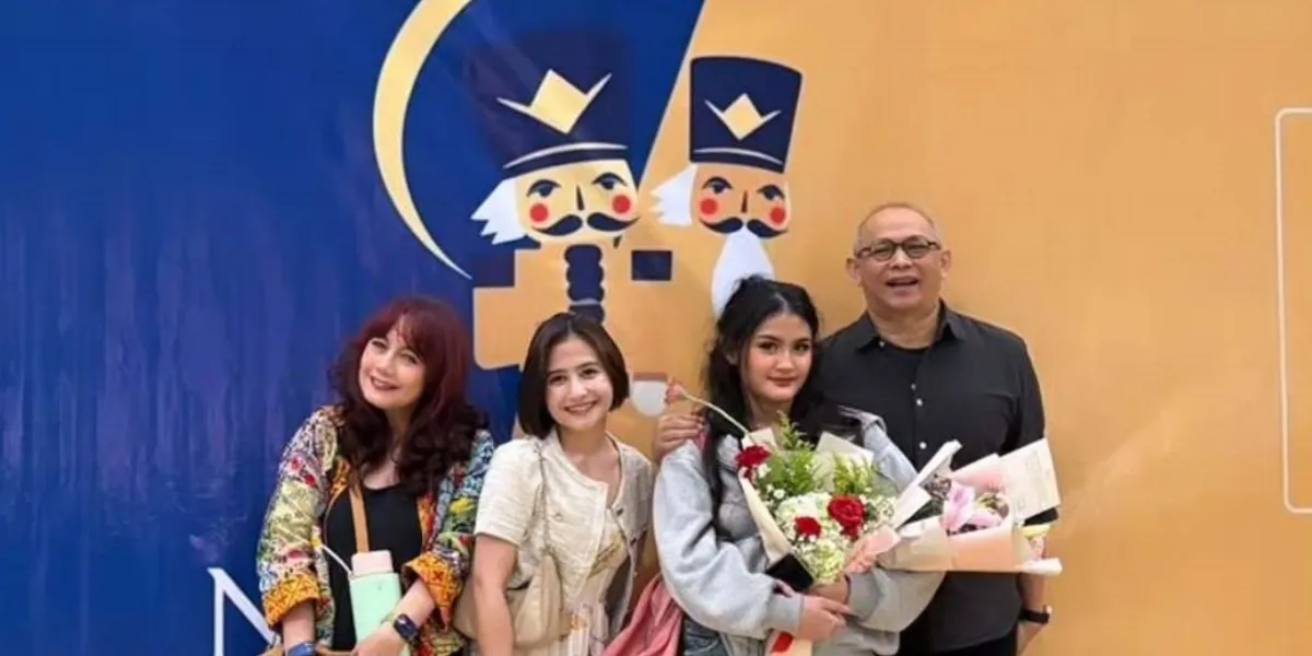 Prilly Latuconsina Watches the Ballet Performance of Omara Esteghlal's Sister