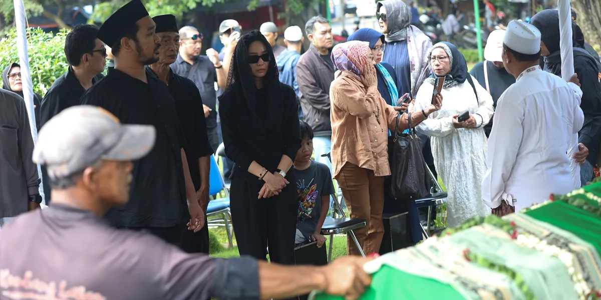  Prosesi Pemakaman Ayah Bunga Zainal, Diiringi Isak Tangis Keluarga 