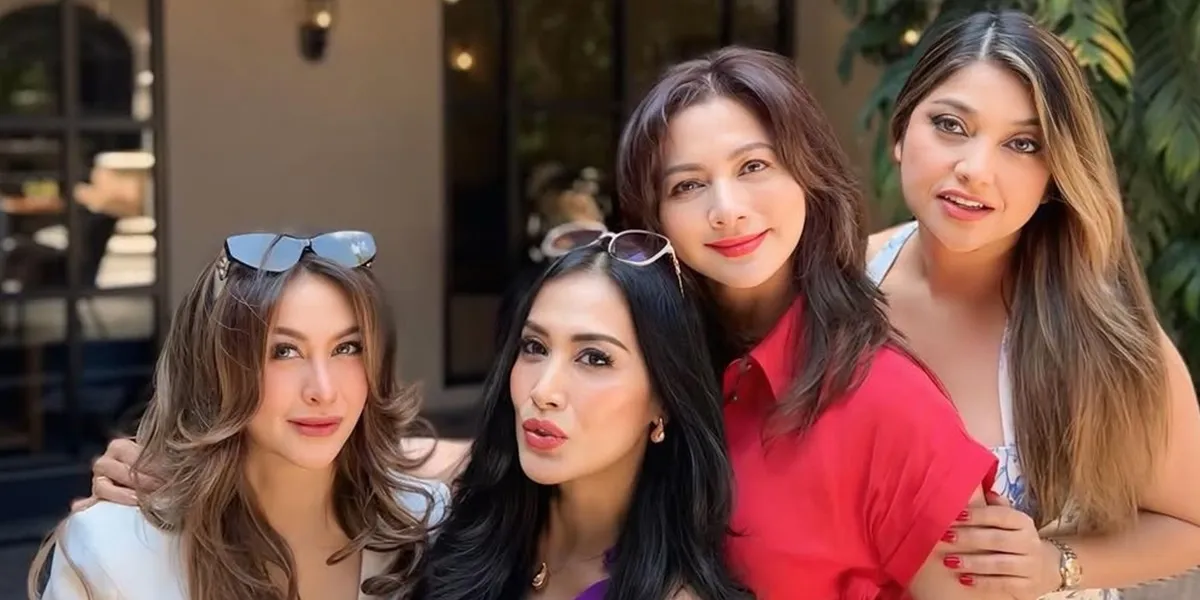 Returning to Indonesia, 8 Latest Photos of Sarah Azhari Who Remains Forever Young Gathering with Senior Celebrities