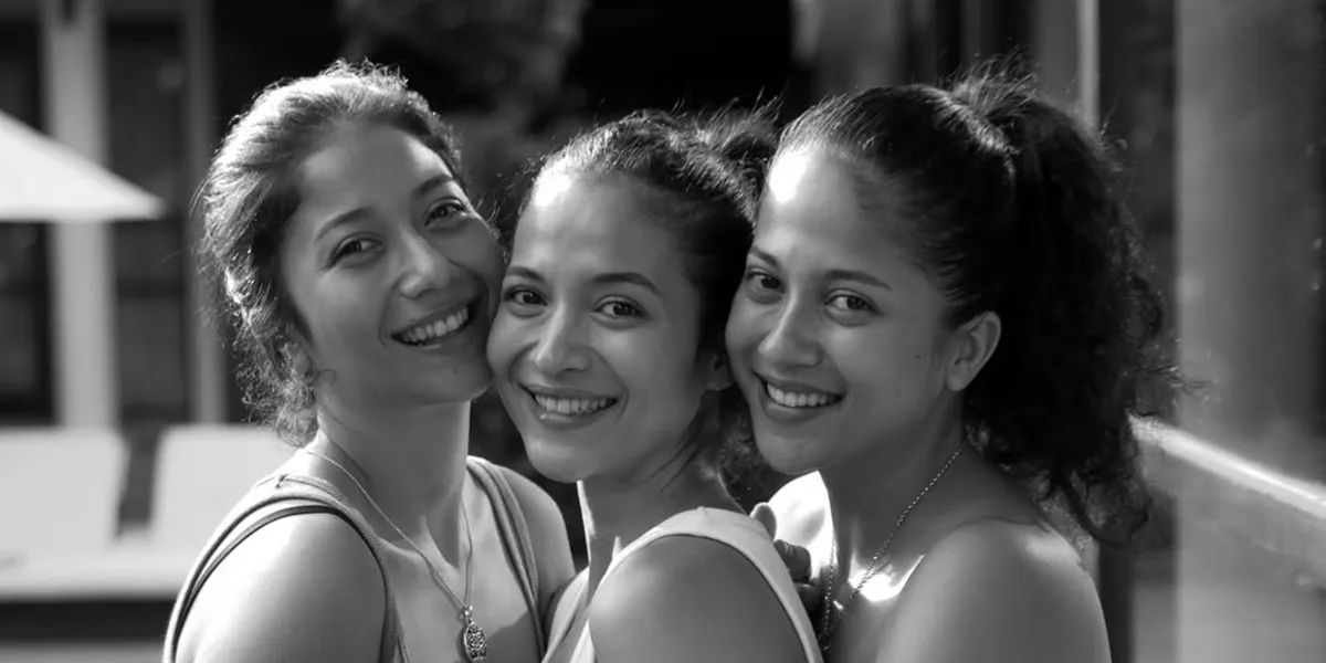 Putri Marino Takes a Photo with Her Two Biological Siblings, Looks Like Twin Siblings