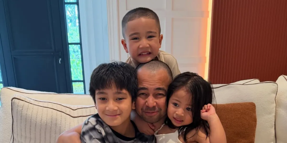  Rafathar Dapat Jersey dan Tanda Tangan Maarten Paes 