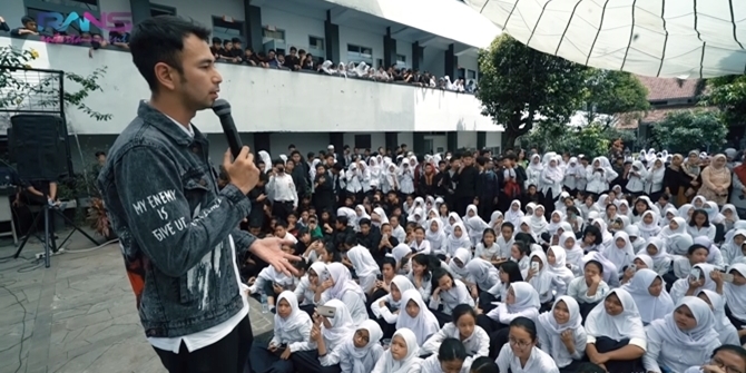 Raffi Ahmad Visits His School, Reminiscing Mischievous Memories of Ringing the Bell During Break Time