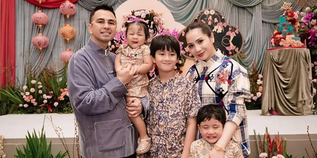 Raffi Ahmad Shows Nagita Slavina Holding a Baby, Adopting Again?