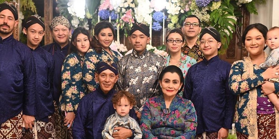 Family Reception of Cendana, A Series of Joyful Portraits of Ari Sigit's Child's Wedding