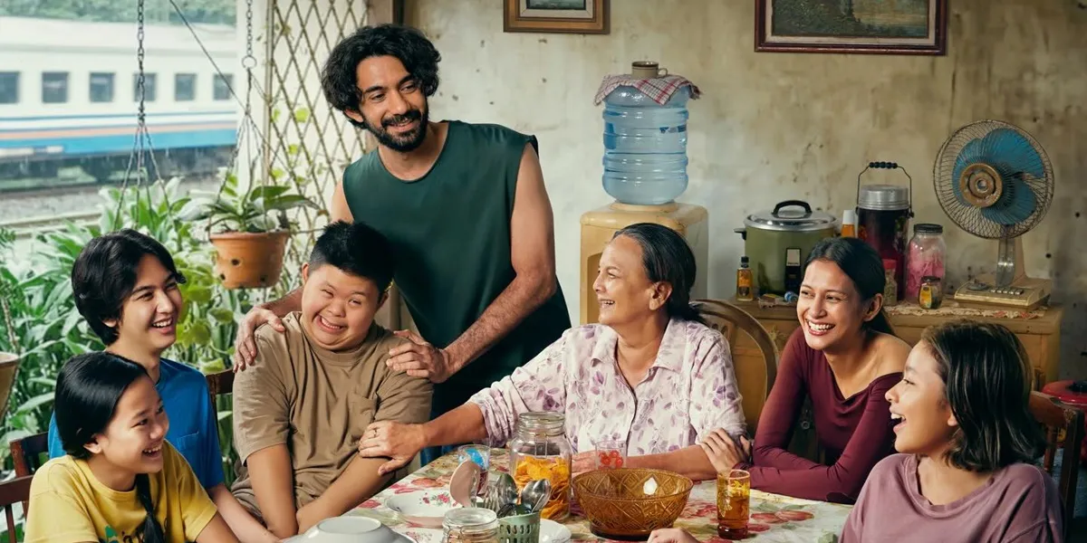 Reza Rahadian Pranked by Baim Wong About the Latest Movie Poster, His Expression Can't Lie