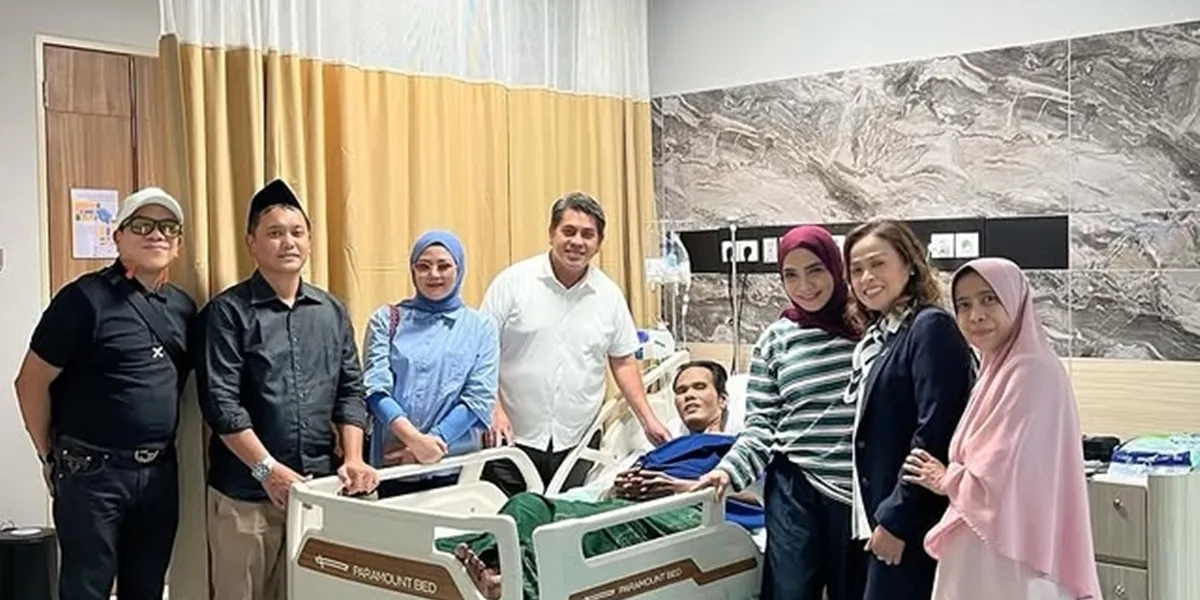 Rieta Amilia and Sandy Nayoan Visit Fahmi Bo in the Hospital, Invite Ustaz to Pray