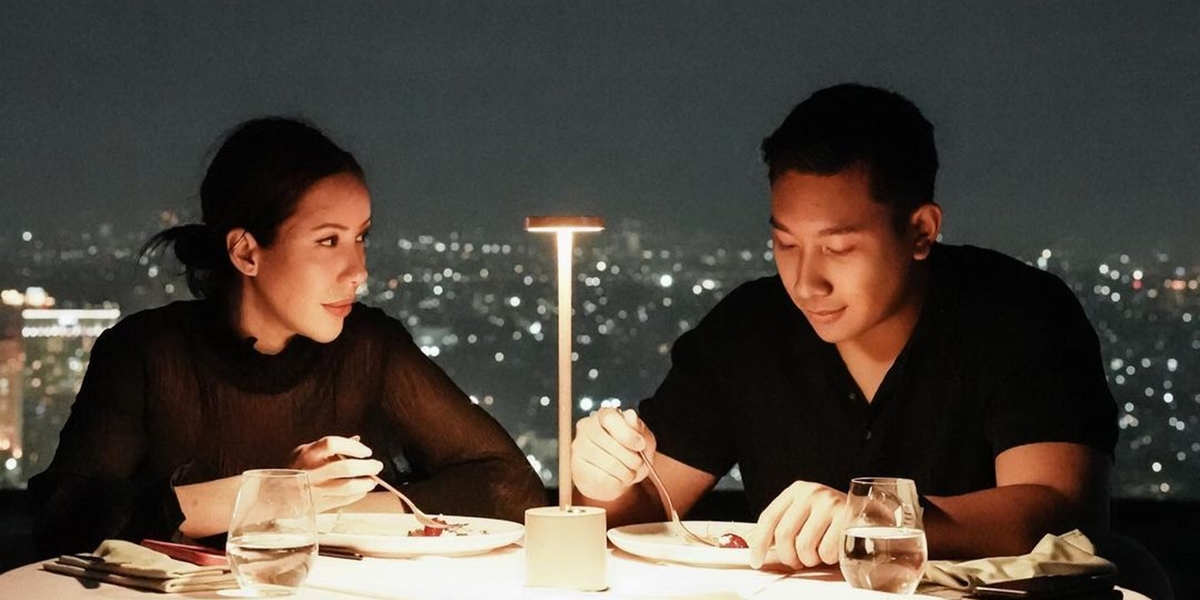 Romantic with Lover, Photos of Darma Mangkuluhur Tommy Soeharto's Son Luxury Dinner on the Rooftop