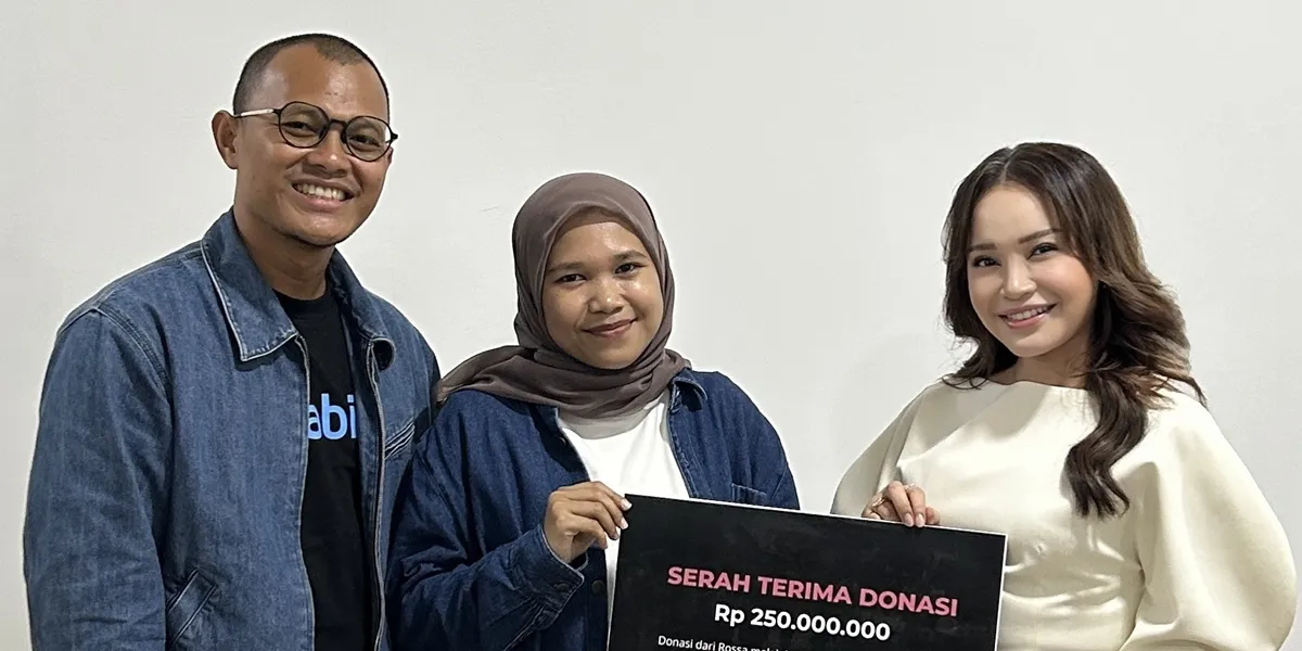 Rossa Spends Rp500 Million for Zakat Mal, Builds Public Toilets for Flood Victims in Sumatra