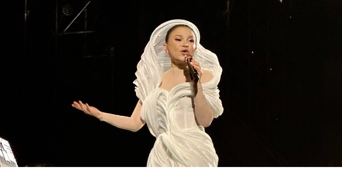 Portrait of Rossa Successfully Holding Concert - Embracing Afgan While Singing the Song ‘Too in Love’