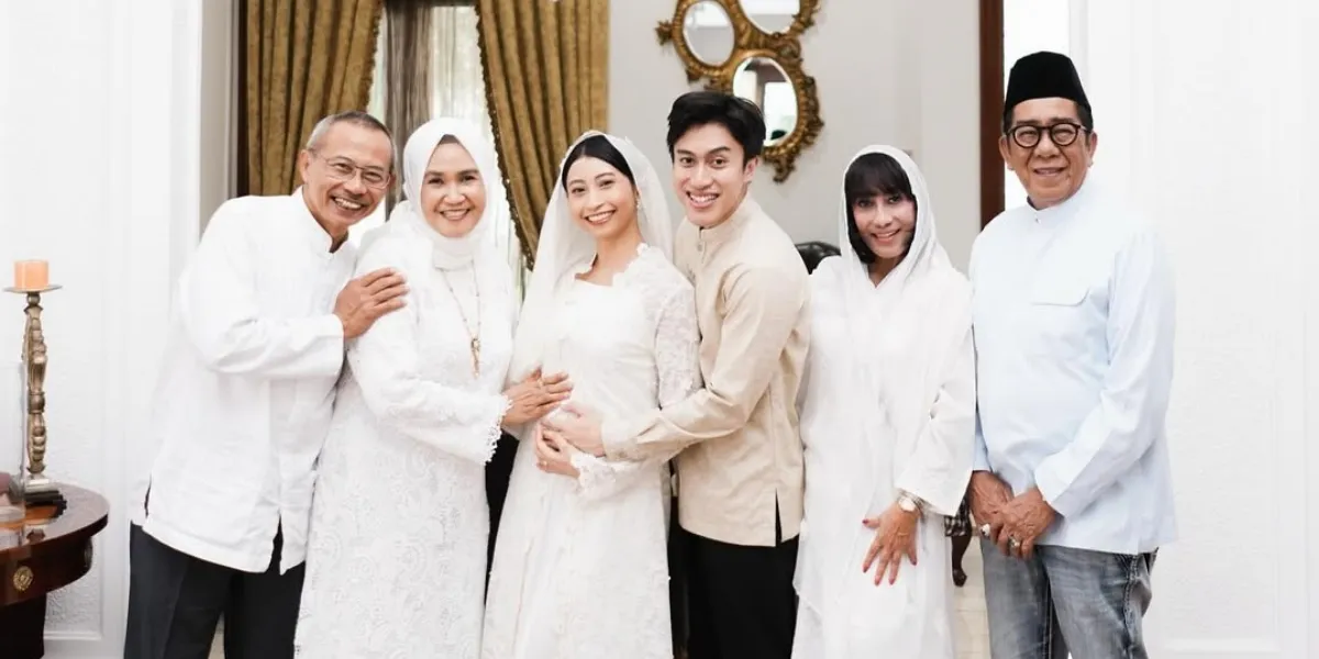 Sangun Ragahdo, the son of senior artist Yayuk Suseno, holds a thanksgiving event for his wife's 4-month pregnancy