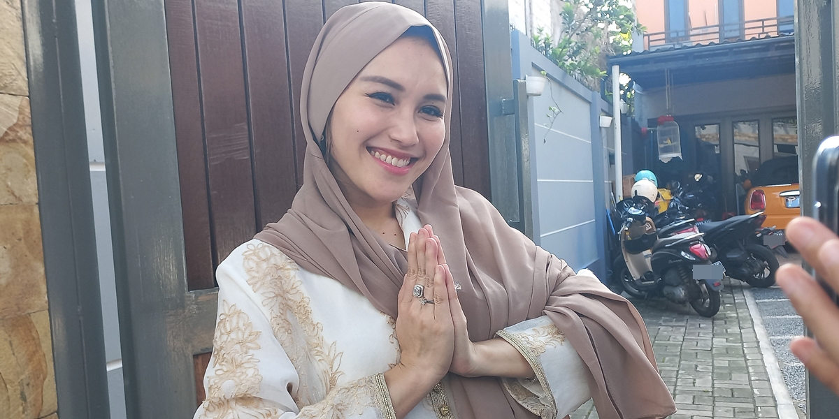 A Series of Reasons Why Ayu Ting Ting Still Lives in a Narrow Alley House Despite Being Extremely Rich