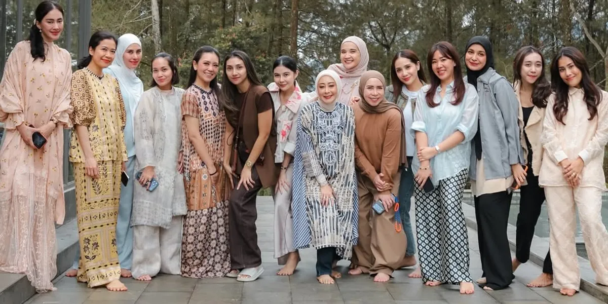 A Lineup of Celebrities Visiting Zaskia Sungkar's Villa to See the Artist's Third Child