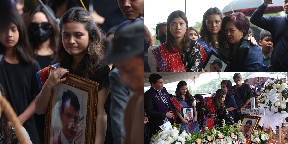 Strong and Always Smiling, Portrait of Marsha Aruan Who Finally Cries When Her Father's Coffin is Buried