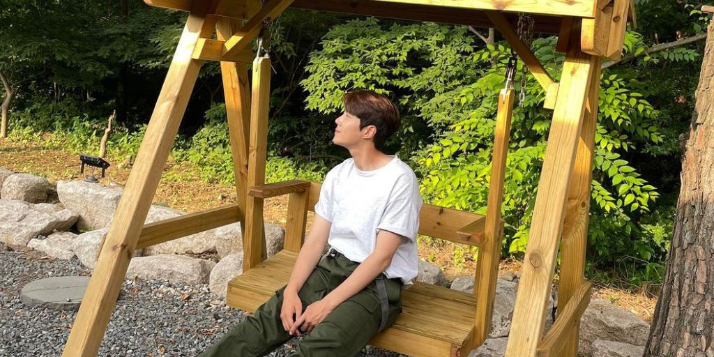 Like a Local Boyfriend, Check Out Actor Kim Seon Ho's Series of Photos in White T-Shirts