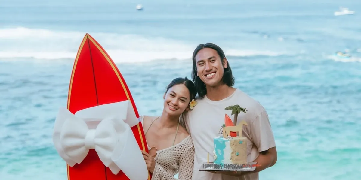 After Proposing, Here Are 7 Photos of Sean Gelael Celebrating a Romantic Birthday with Hana Malasan in Sumba