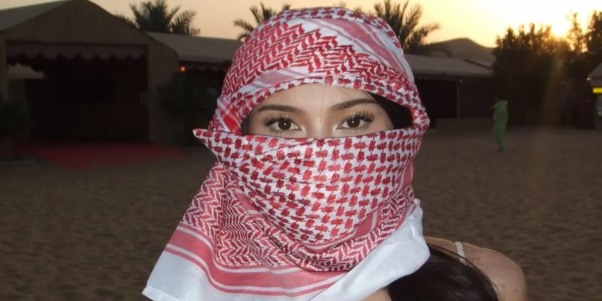 Shakira Jasmine Styles Like a Middle Eastern Girl, Her Charm Becomes More Enchanting Yet Mysterious